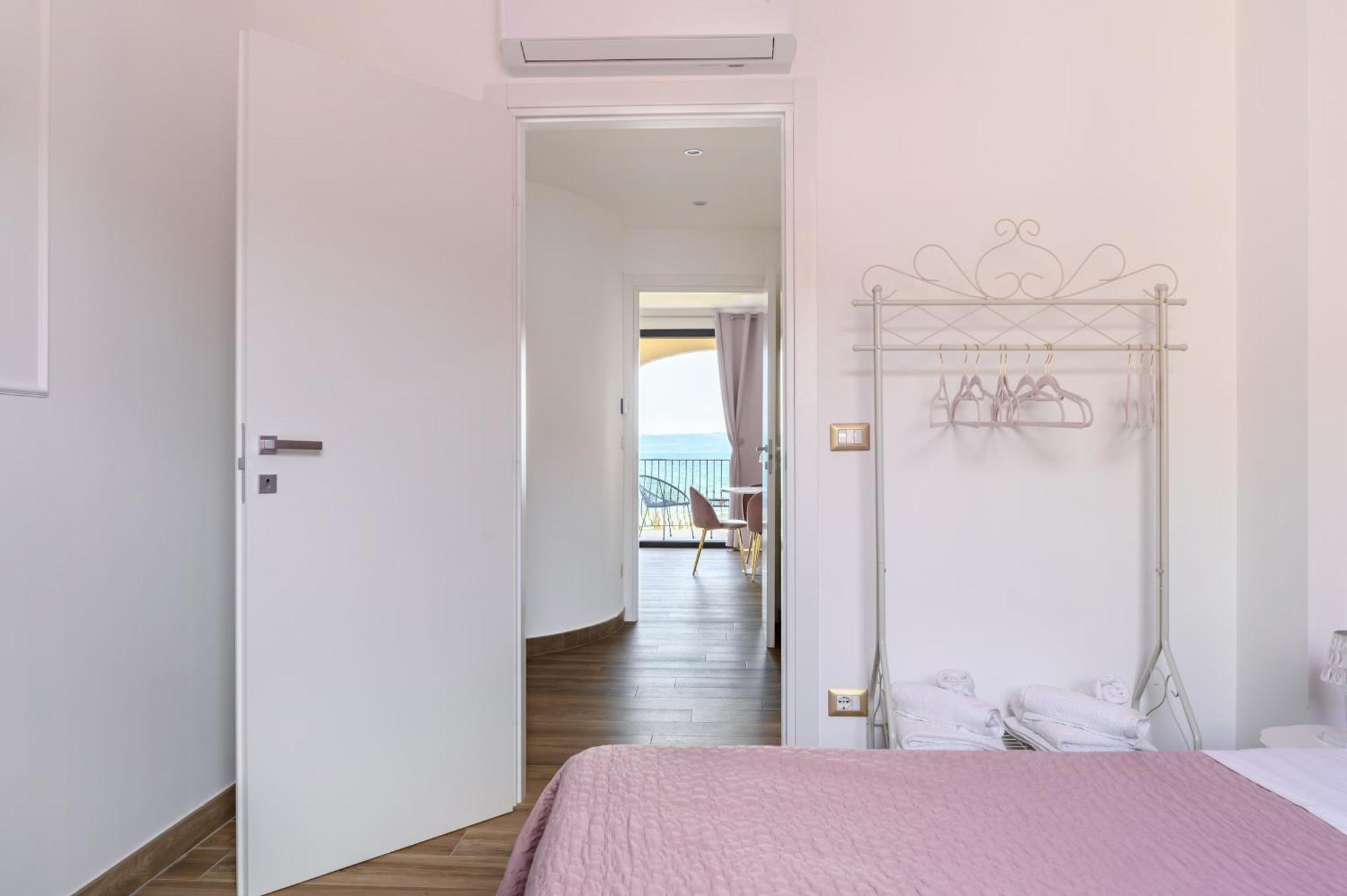 Casa Vacanze Maddalena - Palazzetto Sul Lago - Diamante Rosa Marta Exterior foto
